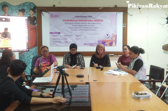 Sejumlah buruh perempuan menghadiri konferensi pers membahas hak perempuan bekerja pada Kamis (8/3/2023) di Gedung YLBHI, Jakarta.