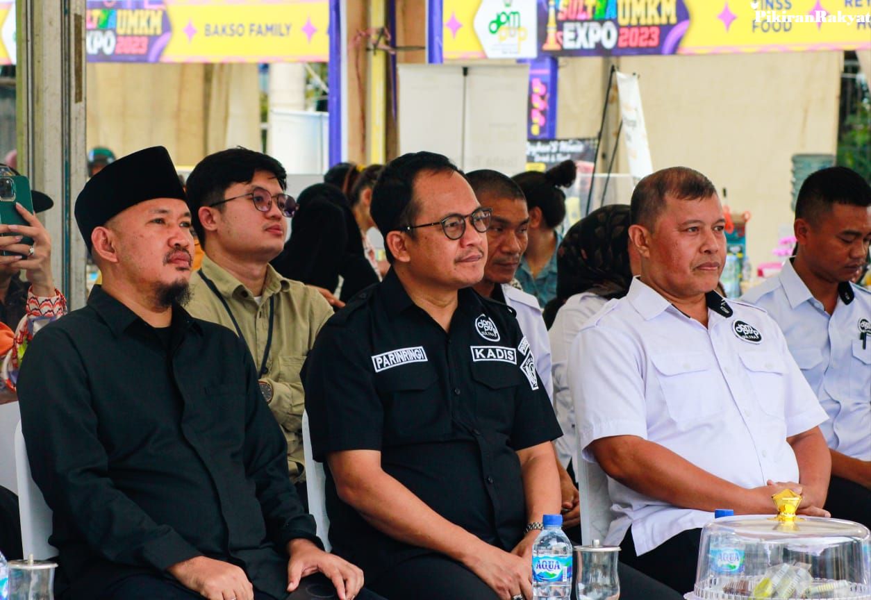 Kepala DPMPTSP Sultra, Parinringi (depan, kedua dari kiri) bersama Wakil Ketua Komisi IV DPRD Sultra, Sudirman (depan, kiri). 