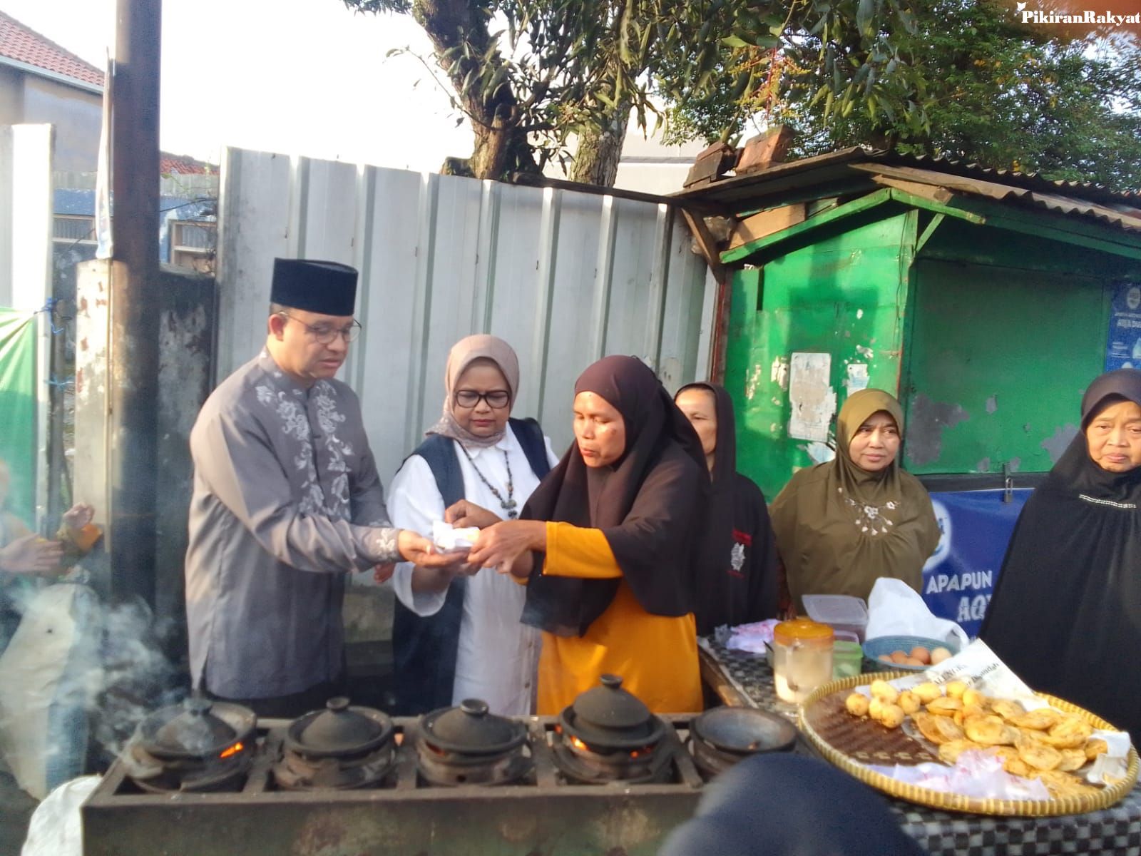 ANIES Baswedan, didampingi istri, membeli sorabi, di sekitar Jalan Jenderal Ahmad Yani, Minggu, 12 Maret 2023.