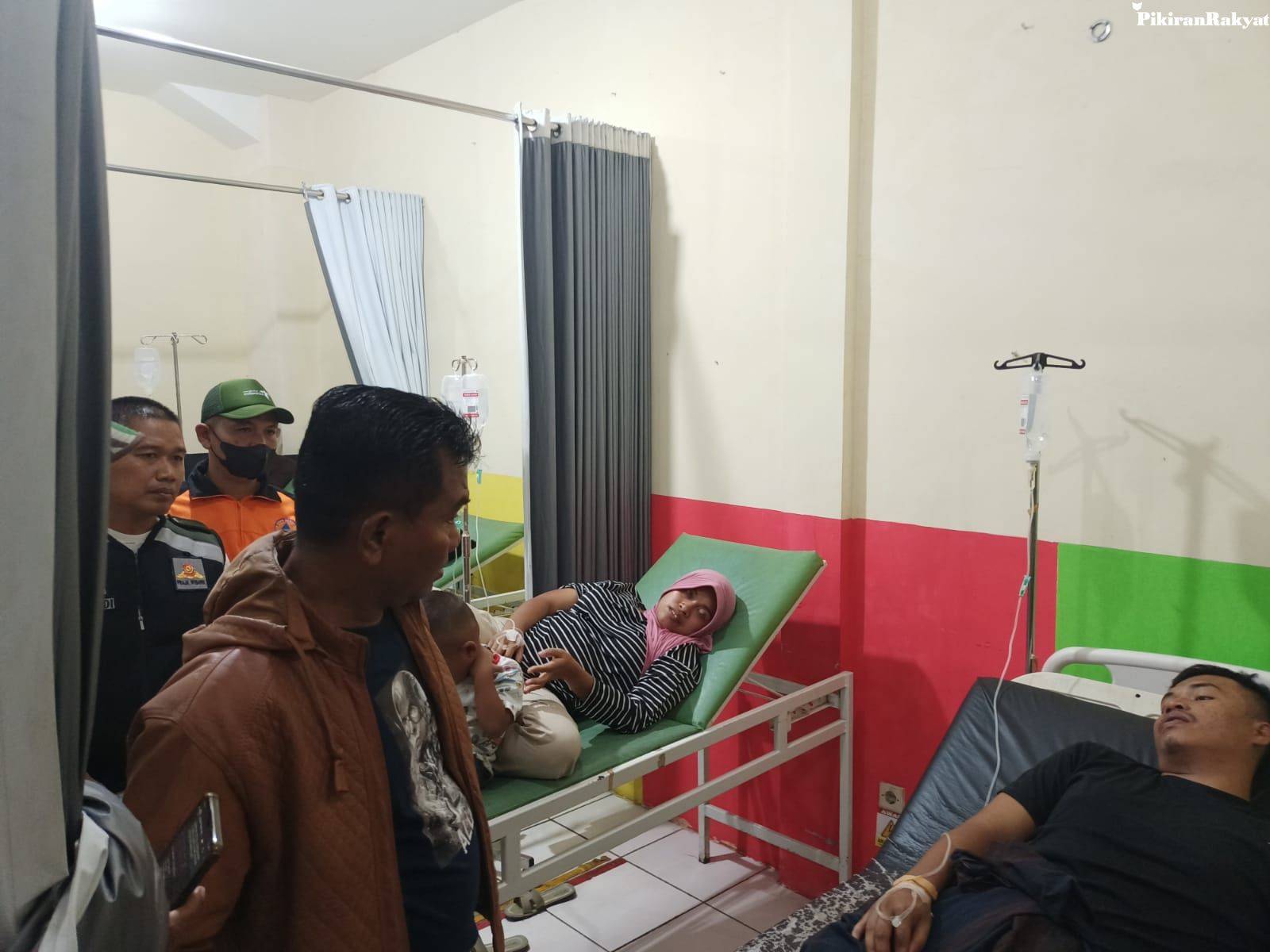 WARGA Desa Pangradin, Kecamatan Jasinga, Kabupaten Bogor menerima perawatan medis di Puskesmas Jasinga karena mengalami gejala keracunan makanan, Senin 13 Maret malam.