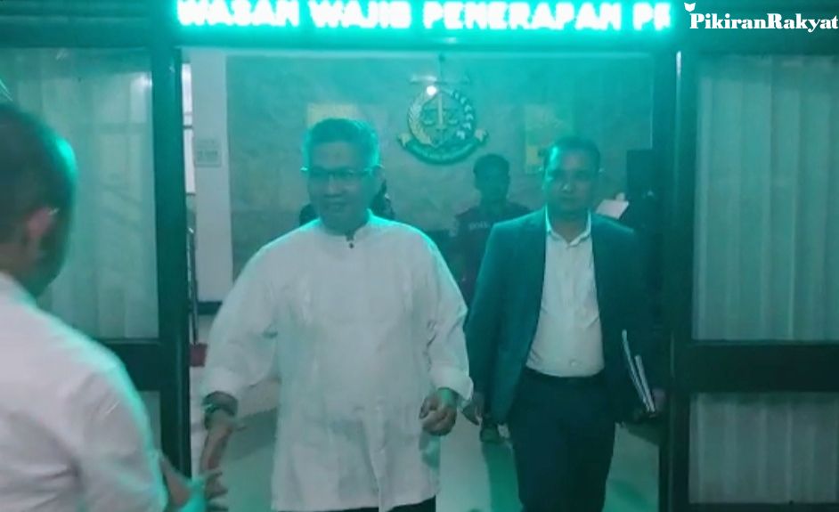 Mantan Wali Kota Kendari, Sulkarnain Kadir saat keluar dari Kantor Kejati Sultra, usai menjalani pemeriksaan. 
