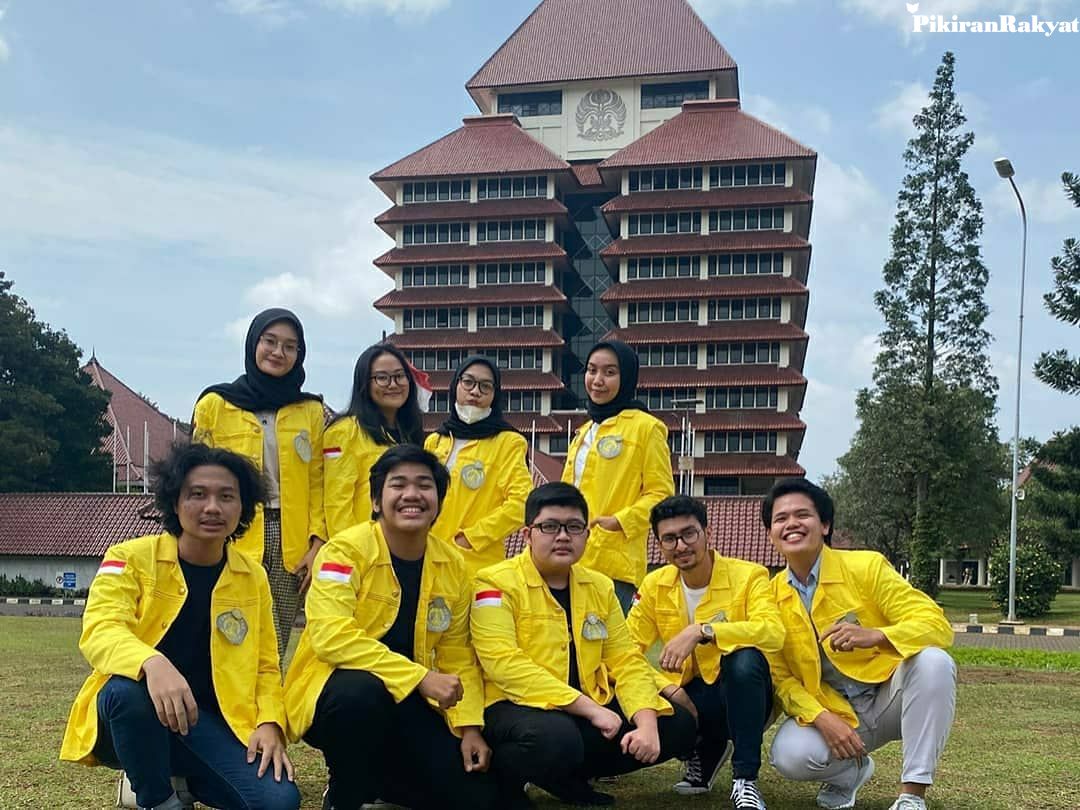 Mahasiswa Universitas Indonesia di depan Kampus Utama UI Depok