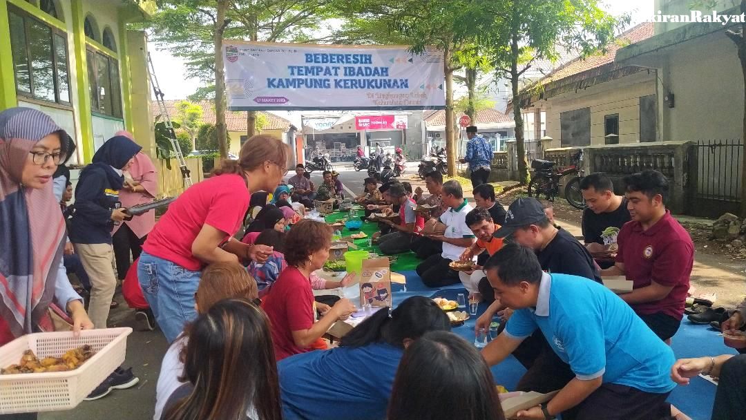 MUNGGAHAN ala warga Kampung Kerukunan di Lingkungan Lebak, Kelurahan Ciamis, usai  melaksanakan kegiatan bebersih lingkungan bersama menjelang Bulan Ramadhan, Jumat 17 Maret 2023. Di tempat tersebut  terdapat Masjid Al Mujahidin, Gereja Santo Yohanes, Kelenteng Hok Tek Bio dan Litang Makin.  
