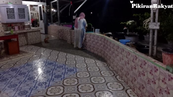 Hj.Rahmawati Muhammad, Anggota DPRD Provinsi Maluku Utara yang juga sebagai istri Wakil Wali Kota Tidore Kepulauan Muhammad Sinen, sedang mencuci piring dan lakukan bersih-bersih di dapur.