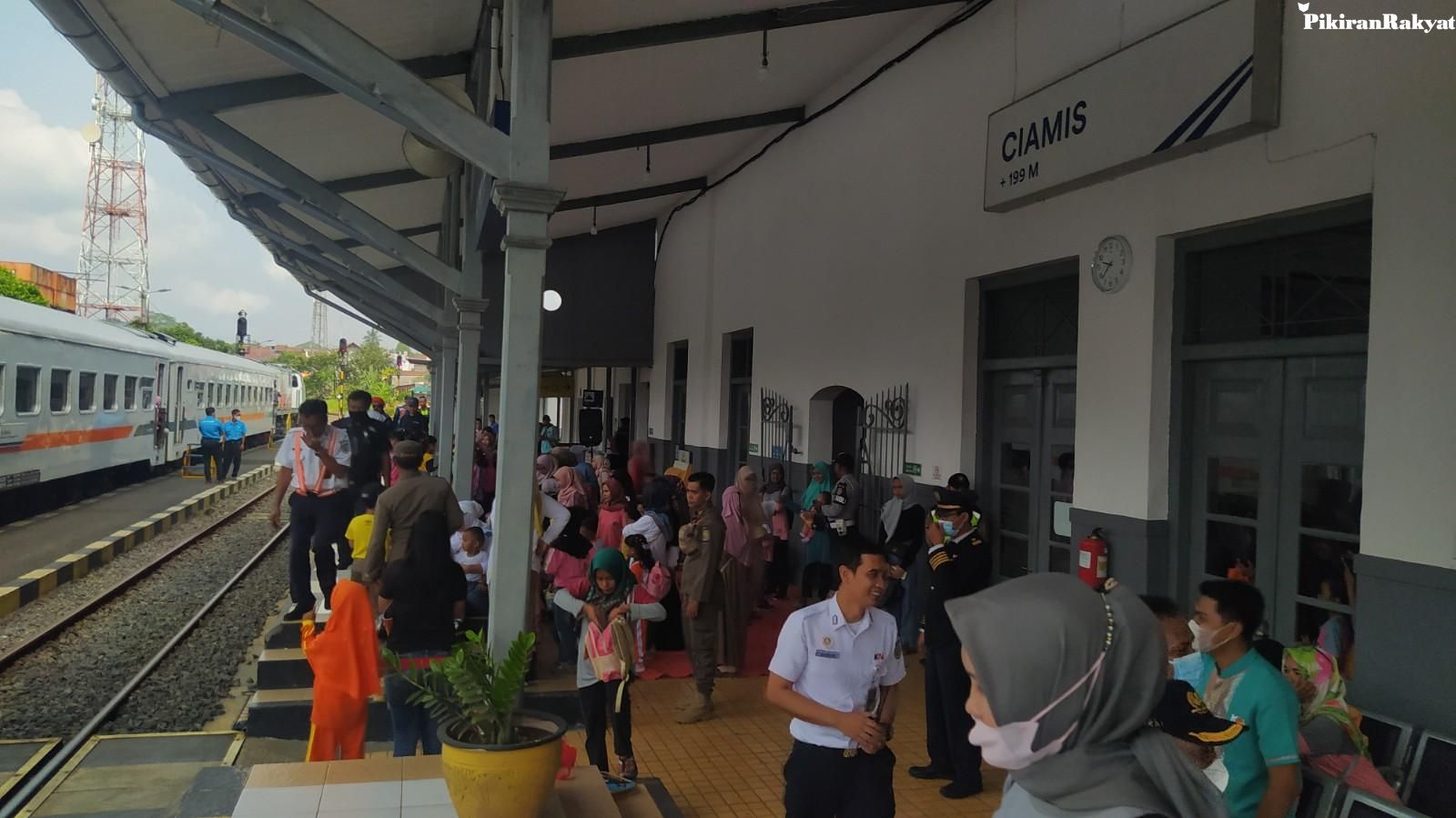 AKTIVITAS di Stasiun kereta Api Ciamis, Minggu 19 Maret 2023. Kegiatan Sehat Bersama KAI, sinergitas PT KAI Daop 2 Bandung dengan Pemerintah Kabupaten Ciamis, selain diisi lomba mewarnai, juga pameran UMKM , senam sehat serta pemeriksaan kesehatan gratis.