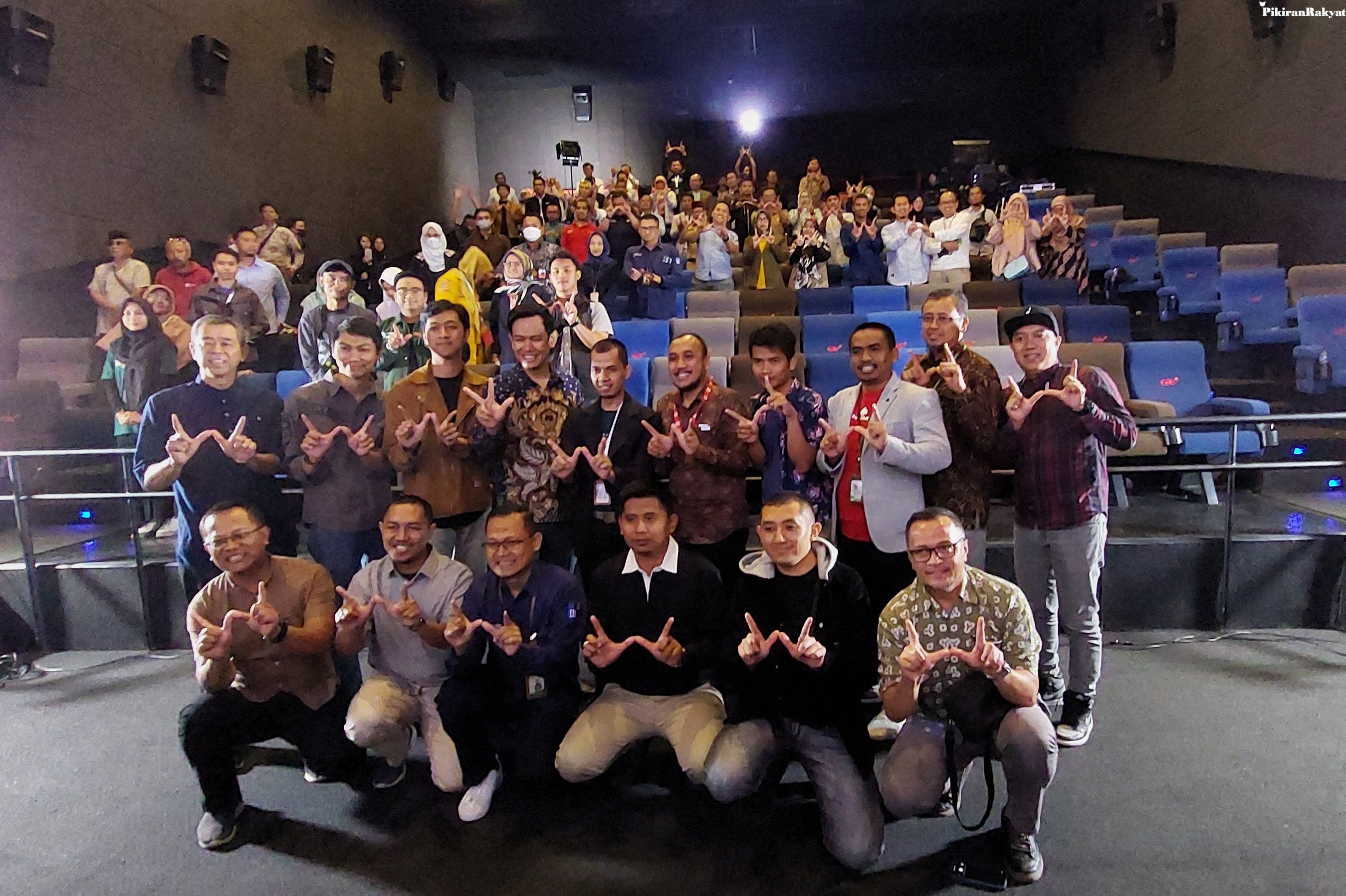 JAJARAN Rumah Wakah berfoto dengan para mitra saat acara The New Spirit of Kindness: Rumah Wakaf, Wakafmu Kekalkan Kebaikan di CGV Metro Indah Mall, Jalan Soekarno Hatta, Kota Bandung, Senin, 20 Maret 2023.*