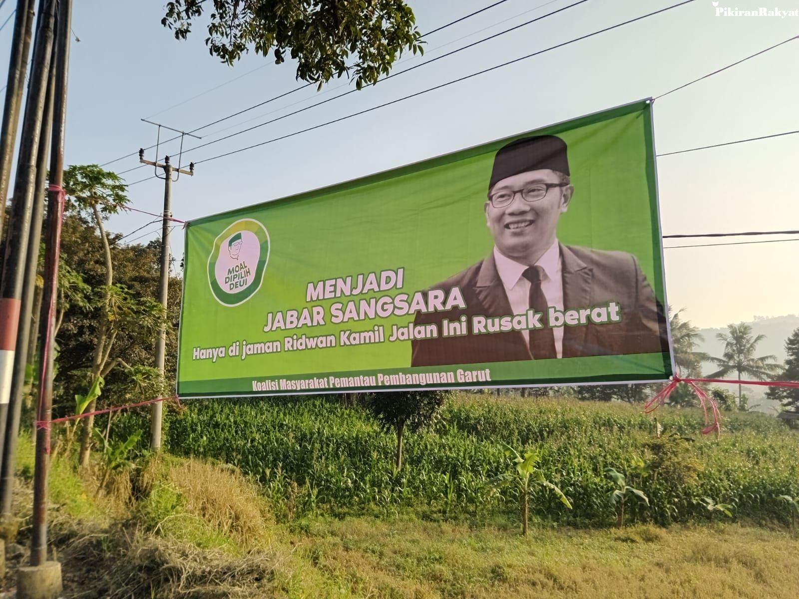 SEBUAH spanduk berisi tulisan ungkapan kekecewaan dan kekesalan terhadap Gubernur Jabar Ridwan Kamil, terpampang di salah satu titik ruas Jalan  Kadungora-Leles, Minggu 20 Maret 2023
