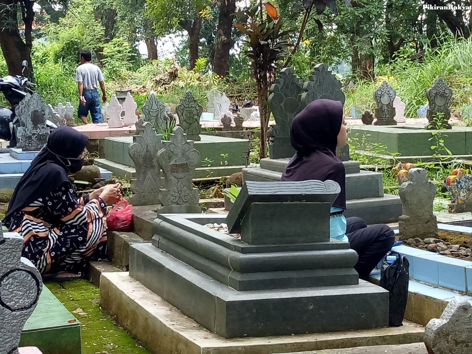 TRADISI nyekar jelang bulan puasa,  makam-makam ramai dikunjungi salah satunya di Kabupaten Majalengka.