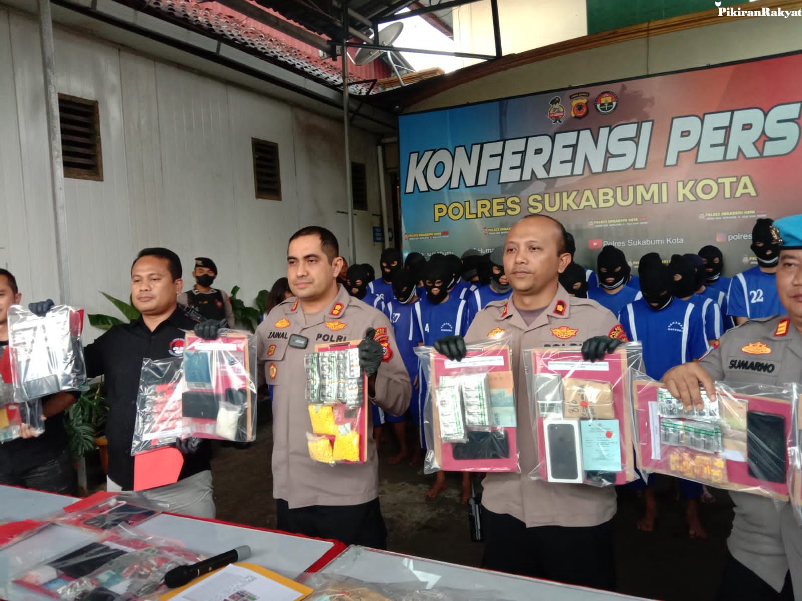 POLRES Sukabumi Kota mengungkap kasus peredaran narkotika menjelang ramadan dalam konferensi pers di halaman Mapolres Sukabumi Kota, Selasa 21 Maret 2023