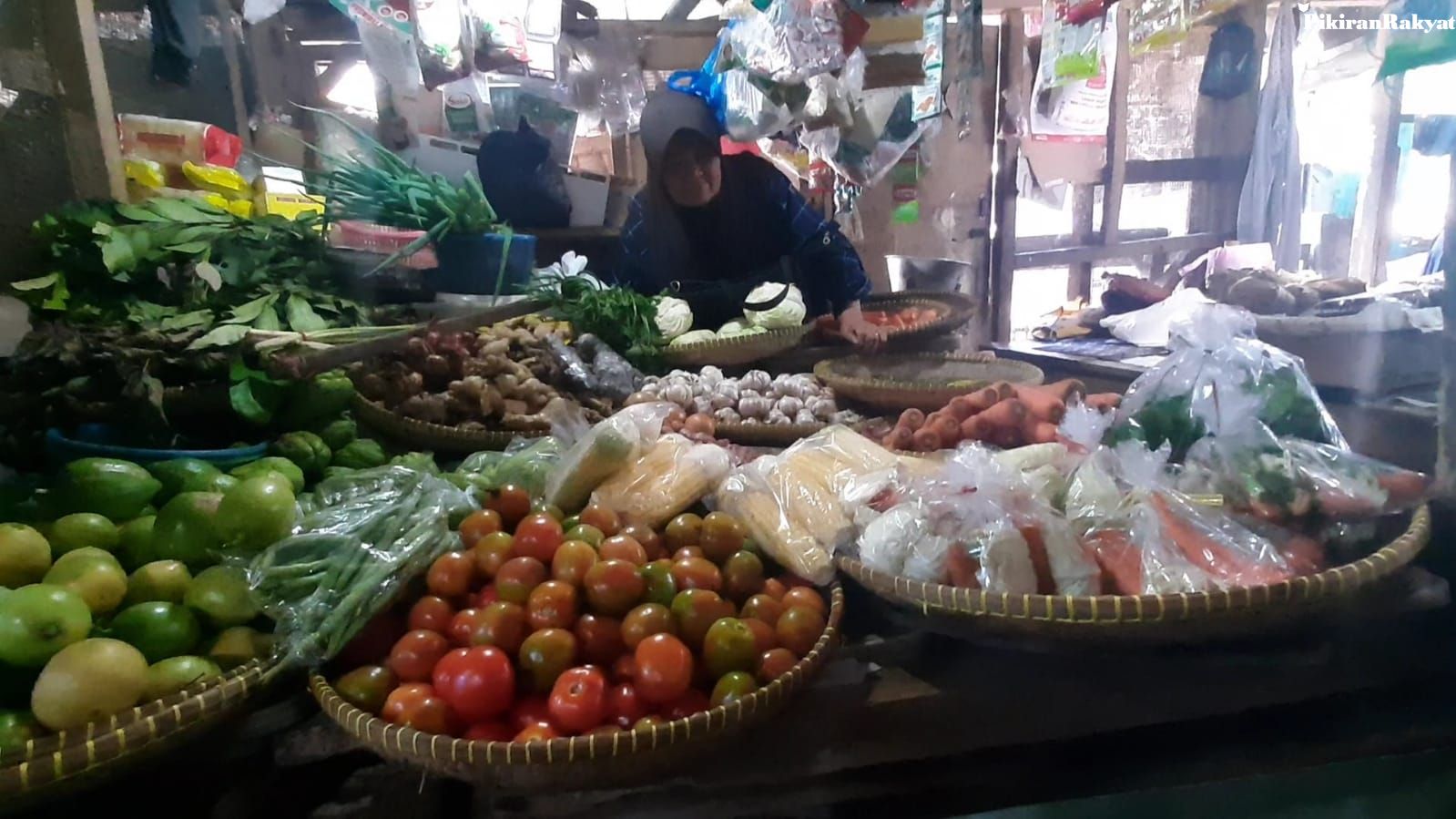 SEJUMLAH bahan kebutuhan pokok seperti sayuran di pasar tradisional Singaparna Kabupaten Tasikmalaya terpantau masih cukup tinggi, Kamis 23 Maret 2023.