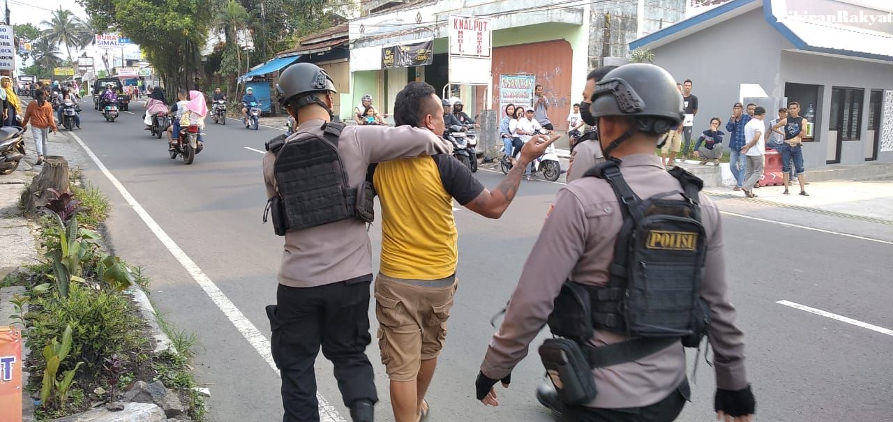 PETUGAS Sat Samapta Polres Garut mengamankan seorang pemuda yang dianggap menimbulkan keresahan warga di kawasan Jalan Otista, Tarogong Kaler. Dari pemuda tersebut, petugas juga berhasil mengamankan barang bukti berupa sebilah senjata tajam serta satu botol minuman keras.