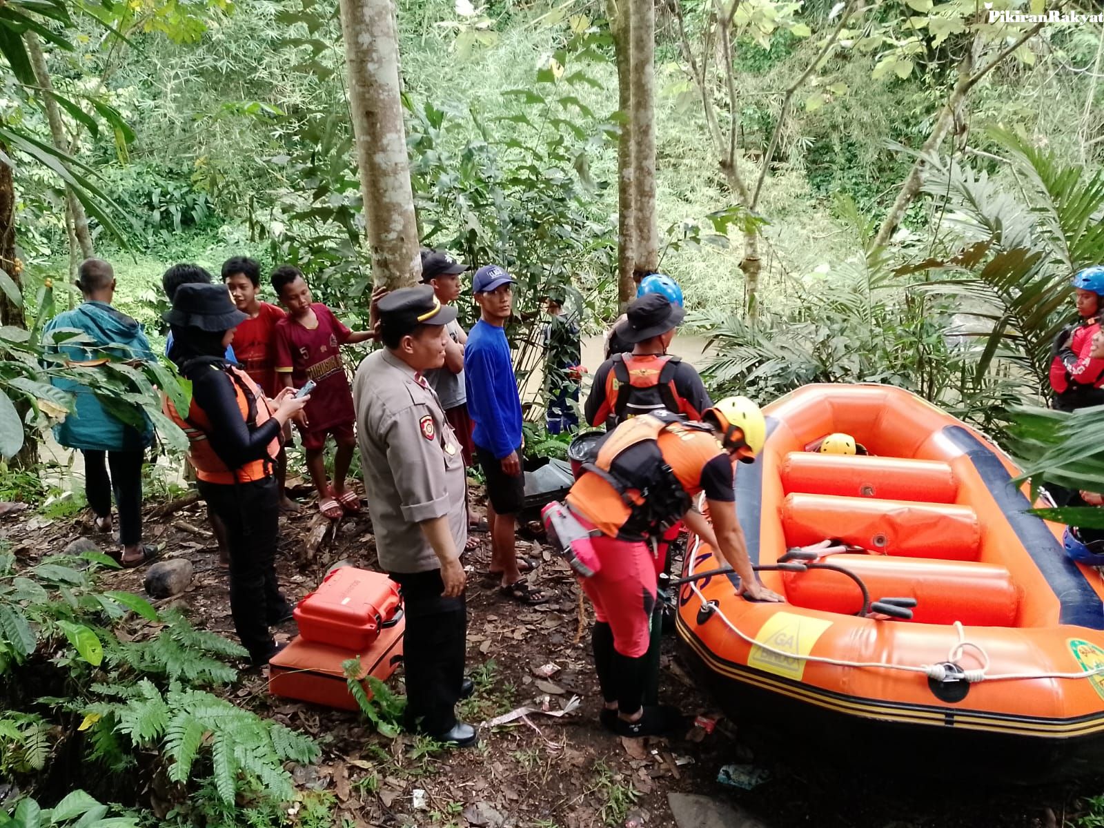 TIM SAR masih melakukan pencarian terhadap Gunawan Solihin (30), pemancing yang hanyut terbawa arus Sungai Cisaruni .
