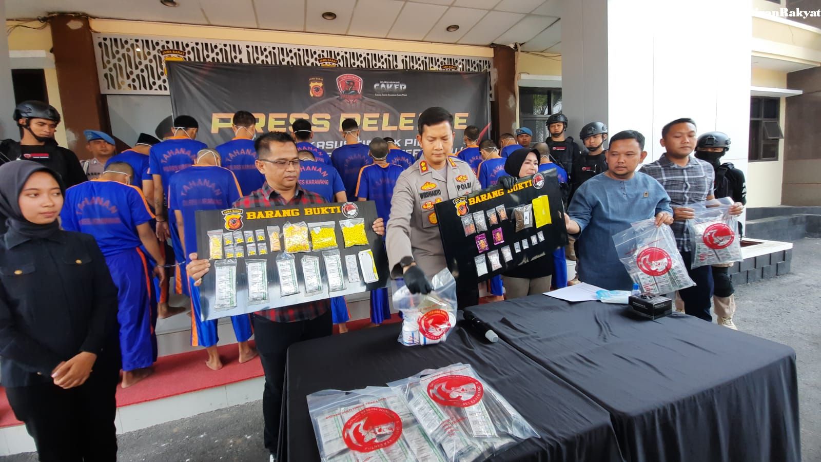 KAPOLRES Karawang AKBP Wirdhanto Hadicaksono menunjukan barang bukti kejahatan dan para tersangka pengedarnya saat mengekspose kasus itu, Jumat 24 Maret 2023.