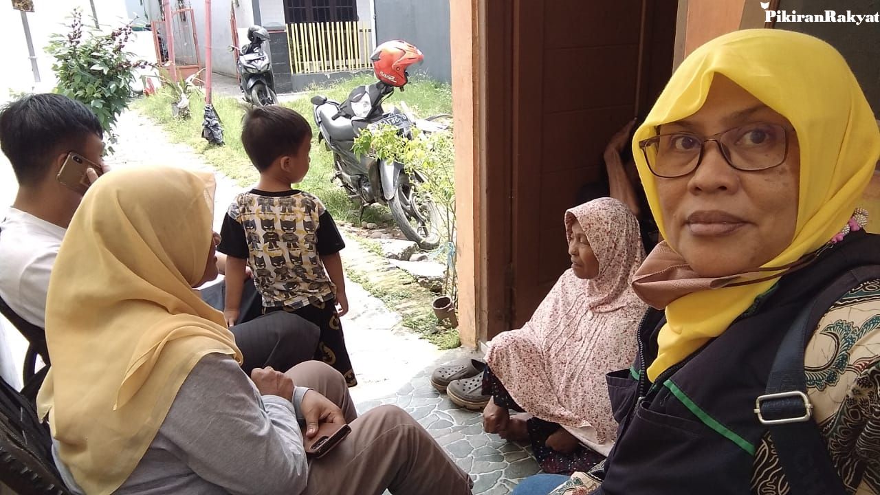 REZA pegawai Dinas Sosial Kota Tegal saat mengunjungi keluarga Rafael anak Punk yang tewas tenggelam di pantai Pangandaran, Sabtu 25 Maret 2023.