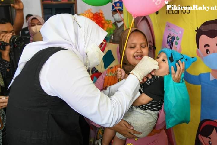Imunisasi polio di Jawa Barat (Jawa Barat) akan dilakukan serentak mulai 3 April 2023 dan menyasar anak usia 0 hingga 59 minggu.