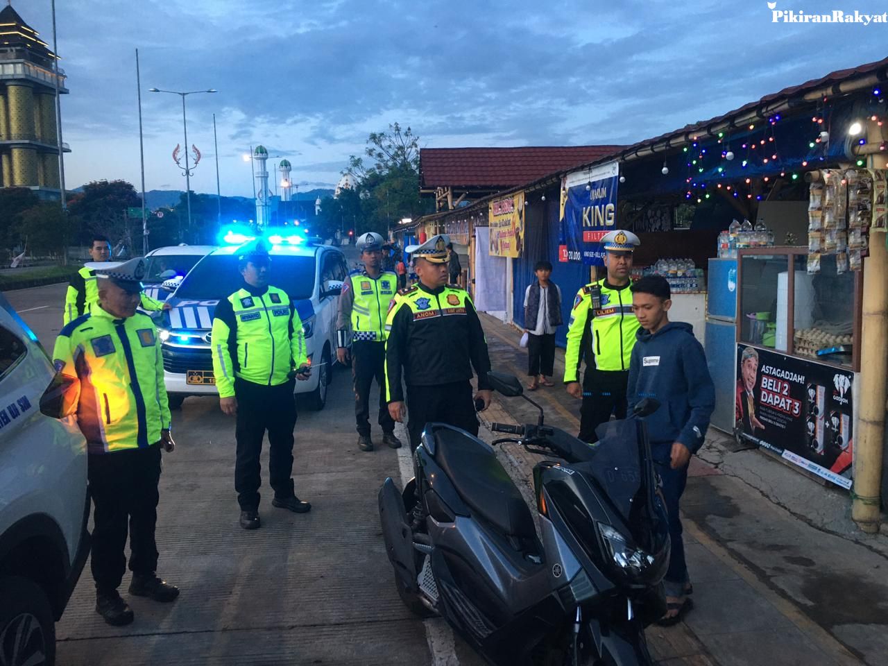 PETUGAS Satlantas Polresta Bandung menggelar patroli untuk mengantisipasi balap liar di jalur keluar tol Soreang, Kabupaten Bandung, Minggu, 26 Maret 2023.*