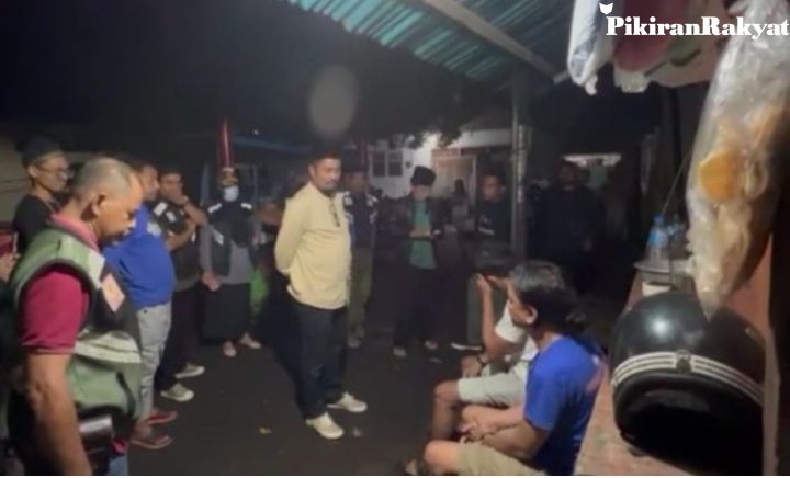 Petugas Satpol PP menciduk sejumlah remaja yang tengah asyik pesta miras