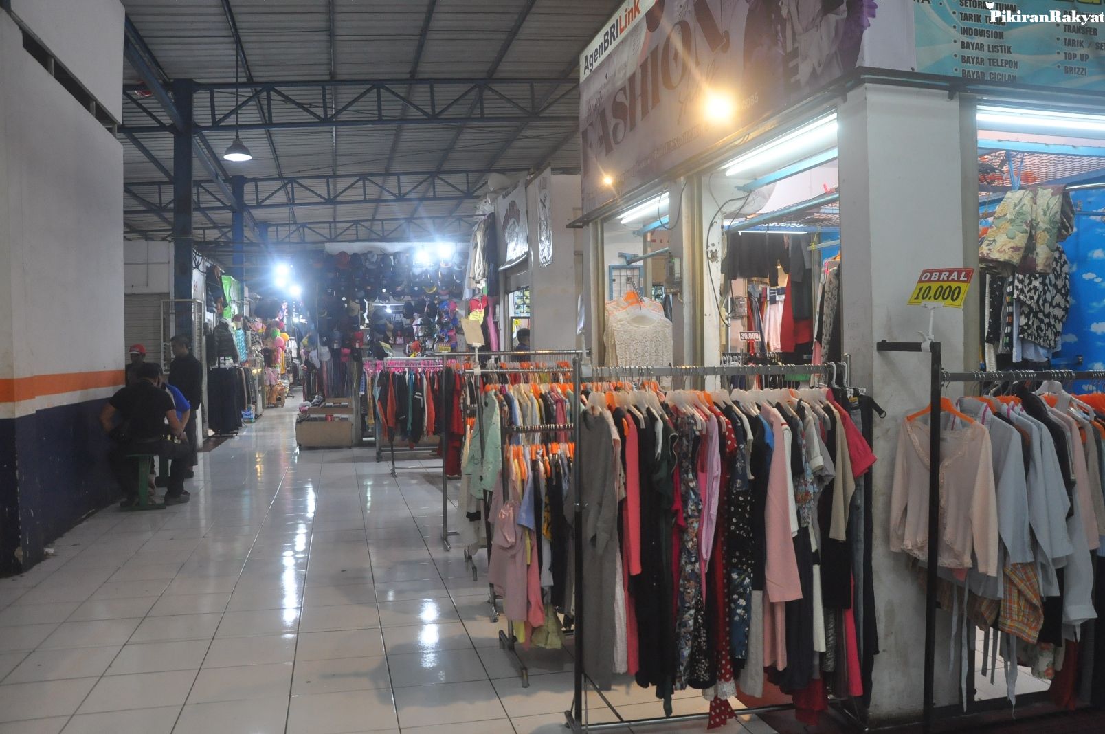 SITUASI di lantai 3 Pasar Panorama Lembang, Kabupaten Bandung Barat,. Tampak toko-toko penjual pakaian bekas impor masih buka pada Senin, 27 Maret 2023. Pedagang bersyukur pemerintah memberi kesempatan untuk menjual stok yang ada di bulan Ramadan dan Lebaran.*