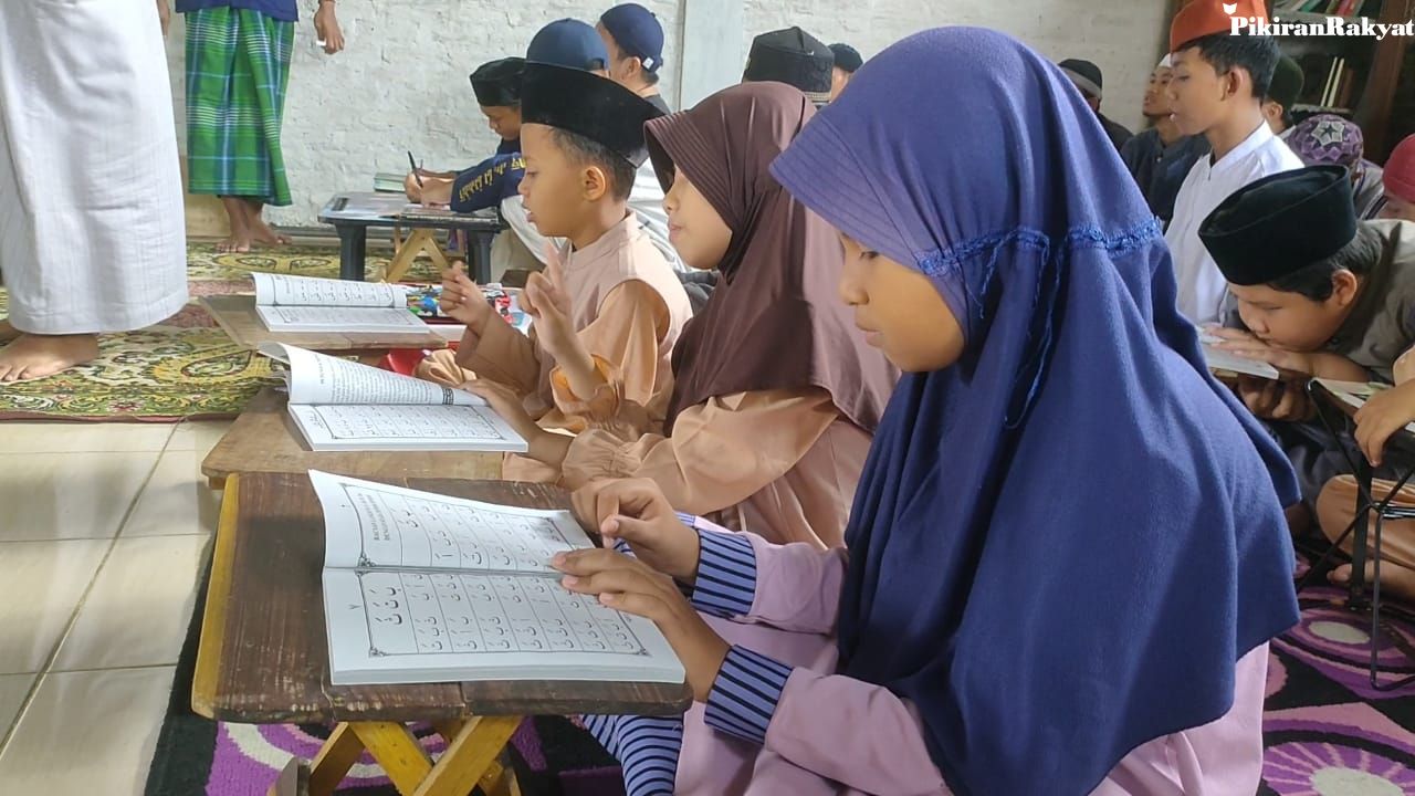 YAYASAN Rumah Tuli Jatiwangi di Desa Jatiwangi, Kecamatan Jatiwangi, Kabuaten Majalengka meningkatkan intensitas pembelajaran Al Qur’an setiap hari bagi puluhan siswanya.
