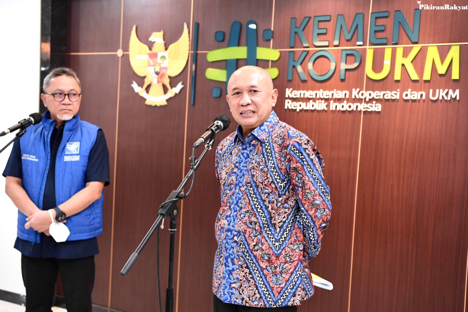 Menteri Koperasi dan UKM (Menkop UKM) Teten Masduki bersama Menteri Perdagangan (Mendag) Zulkifli Hasan sepakat memberantas impor pakaian bekas ilegal, Senin, 27 Maret 2023.