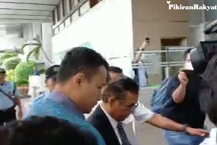 Menko Polhukam Mahfud MD tiba di kompleks DPR/MPR untuk rapat dengan Komisi III soal transaksi janggal Rp 349 T di Kemenkeu, Rabu 29 Maret 2023.