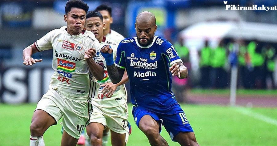 Penyerang Persib Bandung Da Silva Duel dengan Pemain Belakang Persija