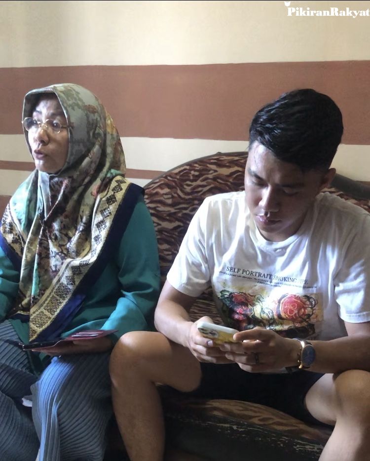 Alby Djamili Yang Merupakan Seorang Sipir Penjara Didampingi Ibunda nya Saat Berbincang Dengan Sejumlah Awak Media Usai Dikeroyok Kelompok Dari Anak Wadir Politeknik Nusa Utara