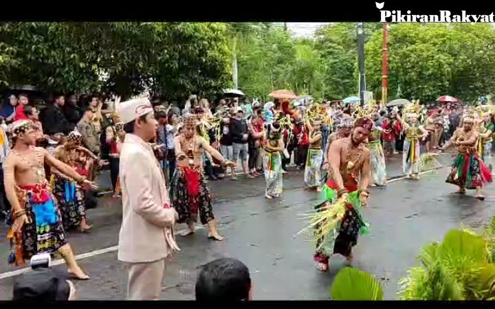 Atraksi kontingen Barito Timur di karnaval Festival Budaya Isen Mulang FBIM 2023