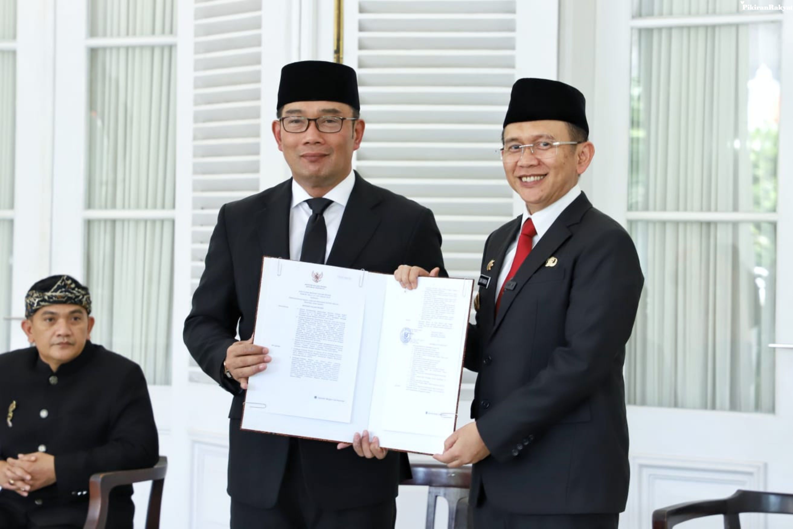Penyerahan Keputusan Mendagri oleh Gubernur Jawa Barat, Ridwan Kamil, kepada Pj Bupati Bekasi, Dani Ramdan di Gedung Pakuan, Kota Bandung, Kamis 25 Mei 2023.