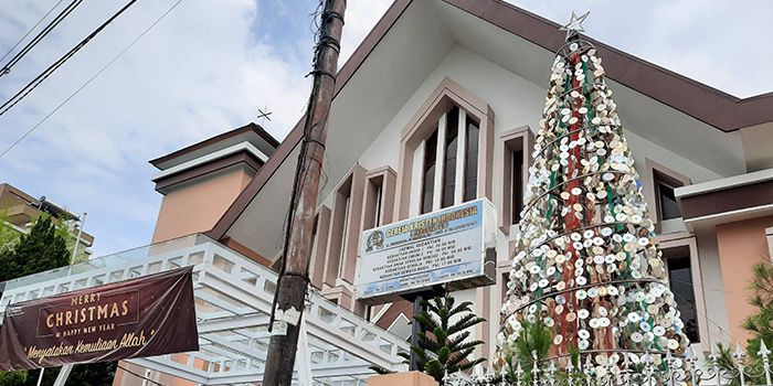 Pohon Natal Dari Lima Ribu Keping Cd Di Gki Veteran Tasikmalaya Pikiran Rakyat Tasikmalaya