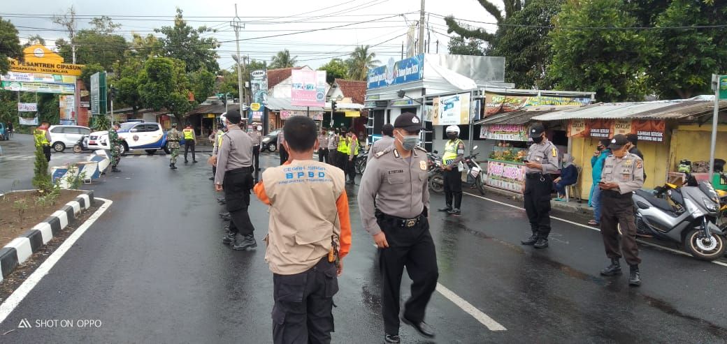 Makin Mengkhawatirkan Petugas Siap Bubarkan Kerumunan Warga Yang Ngabuburit Pikiran Rakyat Tasikmalaya