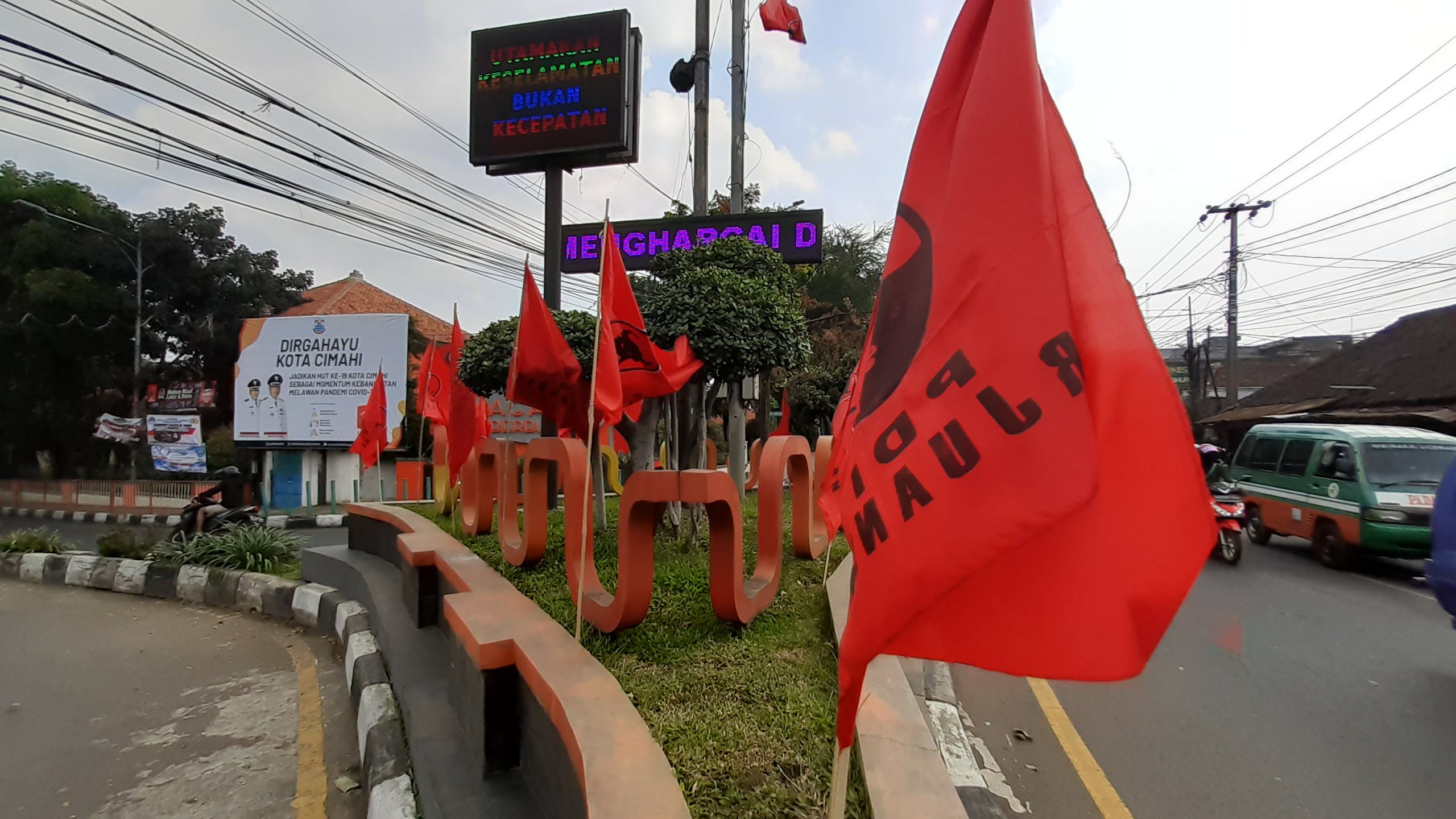 Ribuan Bendera Dikibarkan Ketua Dpc Pdip Kota Cirebon Buktinya Saya Islam Kami Pdip Bukan Pki Fix Indonesia