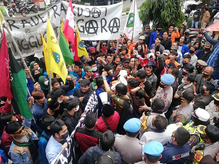Hati Hati Media Asing Sudah Mulai Soroti Aksi Demo Besar Besaran Tolak Uu Cipta Kerja Lingkar Madiun