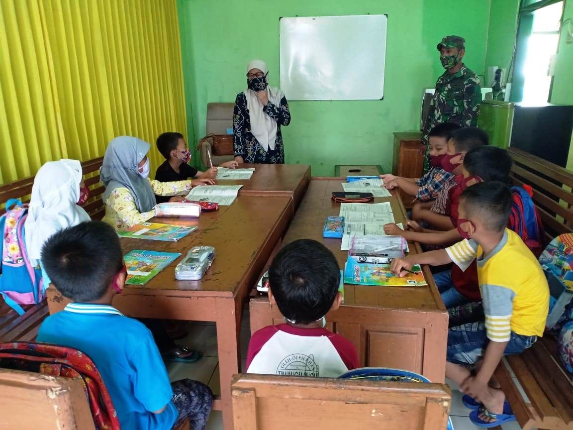 Bakti Tni Dalam Dunia Pendidikan Sediakan Akses Wifi Gratis Untuk Siswa Sekolah Daring Dialektika Kuningan