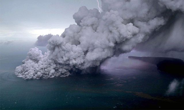 FOTO udara letusan Gunung Anak Krakatau di Selat Sunda, Minggu 23 Desember 2018.*