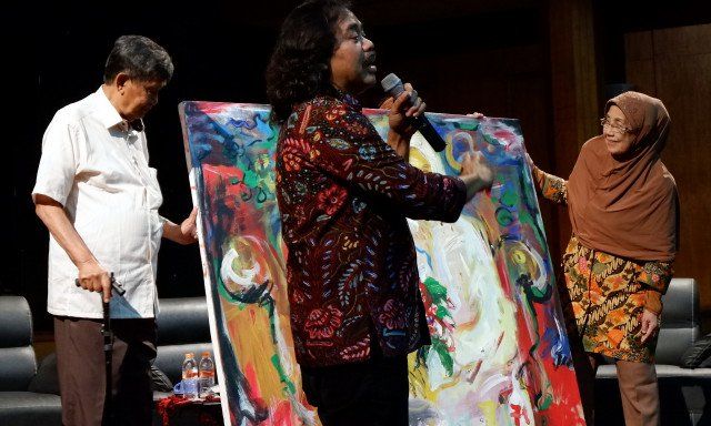 AJIP Rosidi (kiri) dan Nani Wijaya (kanan).* RETNO HERIYANTO/PR