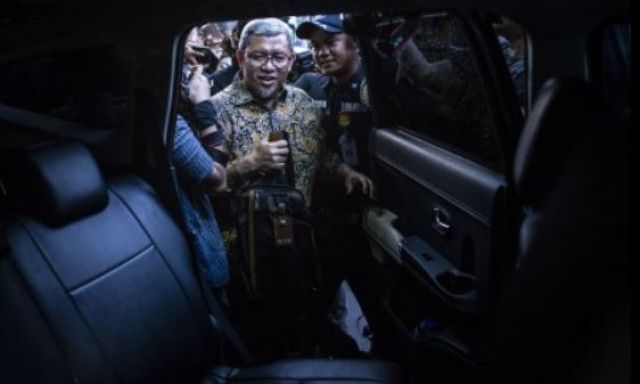 Mantan Gubernur Jawa Barat Ahmad Heryawan alias Aher (tengah) menjadi kandidat dampingini Anies Baswedan.*/ANTARA FOTO