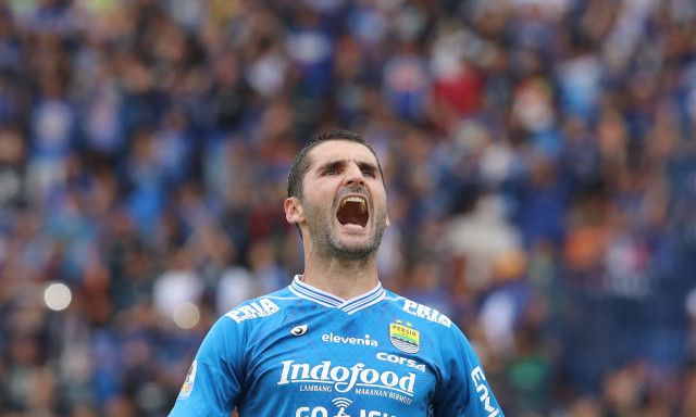 EKSPRESI pemain Persib Bandung Srdan Lopicic setelah berhasil membobol gawang Persiwa Wamena yang dikawal Endang Subrata pada pertandingan ke 2 Piala Presiden di Stadion Si Jalak Harupat, Kabupaten Bandung, Senin 11 Februari 2019. Dalam laga tersebut anak asuh Miljan Radovic menang dengan skor 7-0./ARMIN ABDUL JABBAR/PR