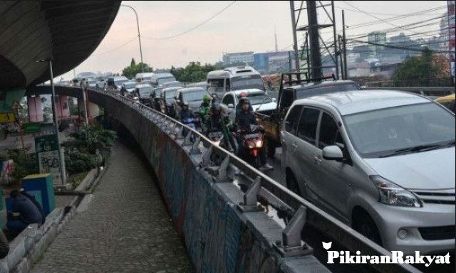 ANTREAN kendaraan keluar dari Jalan Layang Pasupati di perempatan Jalan Tamansari-Cikapayang, Kota Bandung, Senin, 7 Januari 2019. Wacana pembangunan BIUTR kembali dihidupkan sebagai solusi pengaturan lalu lintas.*/ARIF HIDAYAH/PR