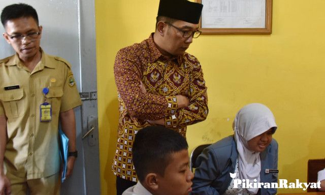 GUBERNUR Jawa Barat Ridwan Kamil meninjau pelaksanaan Ujian Nasional untuk tingkat Sekolah Menengah Atas Luar Biasa di SLB Negeri A Kota Bandung di Wyata Guna, Jalan Pajajaran, Kota Bandung, Selasa 2 April 2019.*