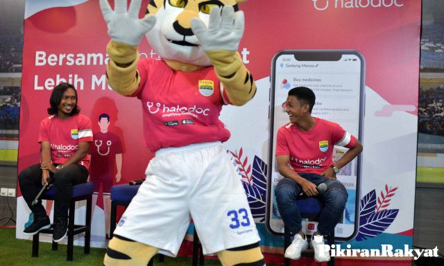 PEMAIN Persib Bandung Hariono (kiri) dan Febri Hariyadi menghadiri peluncuran sponsor teranyar Halodoc di Graha Persib, Jalan Sulandjana, Kota Bandung, Kamis 2 Mei 2019.*