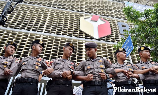 SEJUMLAH polisi berjaga saat unjuk rasa menuntut diusutnya dugaan kecurangan Pemilu 2019 berlangsung di Kantor Bawaslu RI, Jakarta, Kamis, 9 Mei 2019.