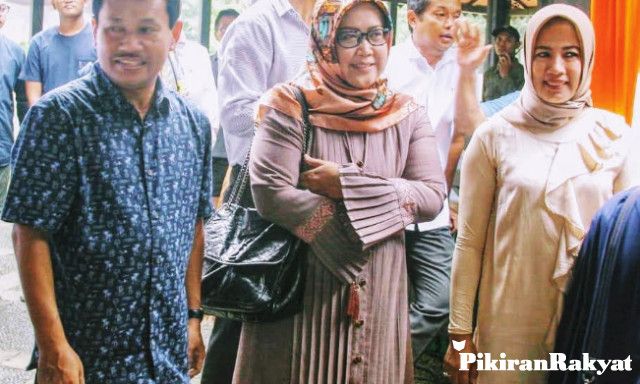 RACHMAT Yasin (kiri), adiknya yang juga Bupati Bogor saat ini Ade Yasin (tengah berkerudung), dan istrinya Elly Rachmat Yasin (kanan berkerudung) pada acara tasyakuran Rabu, 8 Mei 2019, dalam penyambutan Rachmat Yasin dari LP Sukamiskin untuk menjalani cuti menjelang bebas Juli 2019.*/IRWAN NATSIR/PR