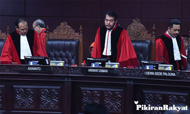 MAJELIS Hakim MK membacakan putusan sidang Perselisihan Hasil Pemilihan Umum Presiden dan Wakil Presiden 2019 di Gedung Mahkamah Konstitusi, Jakarta, Kamis 27 Juni 2019.*/ANTARA