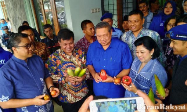 Democratic Party Chairman General Susilo Bambang Yudhoyono (SBY), along with other senior Democratic Party leaders, attended the campaign for the regent and deputy regent candidate couples in the 2018 West Bandung Pilbup, Aa Umbara Sutisna- Hengky Kurniawan (Akur) in Lembang, West Bandung Regency, on Saturday, March 24, 2018. * / HENDRO SUSILO / PR