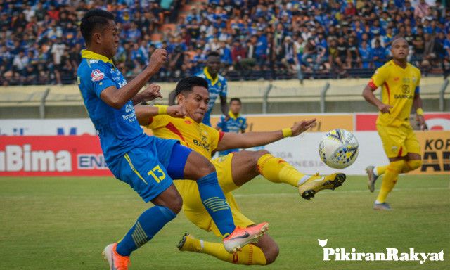 PEMAIN Persib Bandung Febri Hariyadi berusaha melewati pemain Bhayangkara FC Jajang Mulyana pada pertandingan lanjutan Liga 1 di Stadion Jalak Harupat, Kabupaten Bandung, Minggu 30 Juni 2019.*/ANTARA
