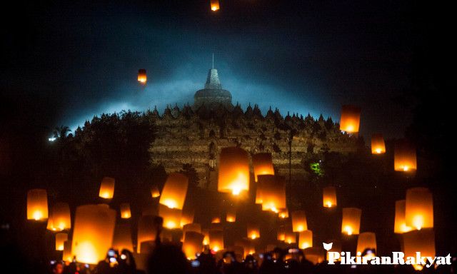 WISATAWAN menerbangkang lampion pada perayaan hari waisak di Candi Borobudur, 19 Mei 2019 lalu.*/REUTERS