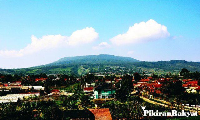 GUNUNG Tangkubanparahu dilihat dari Kota Bandung.*