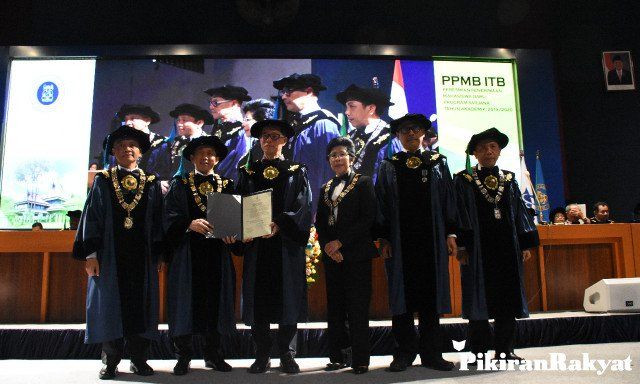 PROFESOR Eiichiro Fukusaki dari Osaka University menerima gelar Profesor Kehormatan dari Institut Teknologi Bandung (ITB).