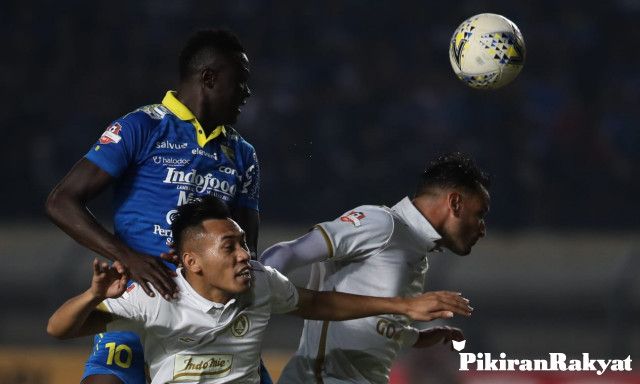 PEMAIN Persib Bandung Ezechiel N'Douassel menyundul bola ke gawang PSS Sleman di Stadion Si Jalak Harupat, Kabupaten Bandung, Jumat 30 Agustus 2019.*
